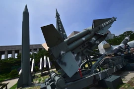 Mô hình tên lửa đạn đạo Scud-B của Triều Tiên (bên trái) được trưng bày tại Viện bảo tàng tưởng niệm cuộc chiến tranh Triều Tiên ở Seoul. (Nguồn: AFP/TTXVN)