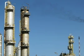 Một nhà máy lọc dầu ở al-Buraqah, phía bắc Libya. (Nguồn: AFP/TTXVN)