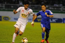 Một pha tranh chấp bong của cầu thủ Hoàng Anh Gia Lai trong trận gặp Quảng Nam. (Ảnh: Dư Toán/TTXVN)