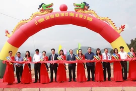 Lãnh đạo tỉnh Hà Tĩnh cắt băng thông cầu. (Ảnh: Phan Quân/TTXVN)