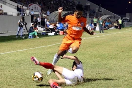  Một pha tranh bóng của cầu thủ SHB Đà Nẵng. (Ảnh: Trần Lê Lâm/TTXVN)