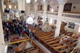 Lực lượng an ninh điều tra tại hiện trường vụ đánh bom. (Nguồn: EPA/TTXVN)