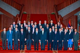 Thủ tướng Nguyễn Xuân Phúc và Thủ tướng Lào Thongloun Sisoulith với các đại biểu. (Ảnh: Thống Nhất/TTXVN)