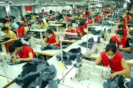 Sản xuất hàng may mặc xuất khẩu. (Ảnh: Danh Lam/TTXVN)