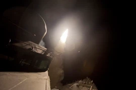 Tàu khu trục mang theo tên lửa hành trình của Mỹ USS Arleigh Burke phóng tên lửa hành trình Tomahawk vào các mục tiêu ở Syria. (Nguồn: EPA/TTXVN)