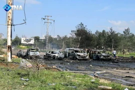 Nhân viên cứu hộ làm nhiệm vụ tại hiện trường vụ đánh bom liều chết ở al-Rashideen. (Nguồn: EPA/TTXVN)