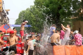 Người dân Lào tưng bừng đón tết cổ truyền dân tộc. (Ảnh: Phạm Kiên/Vietnam+)