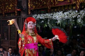 Hình thức diễn xướng dân gian là nghi lễ chính, trung tâm của Thực hành tín ngưỡng thờ Mẫu Tam phủ. (Ảnh: Quang Quyết/TTXVN)