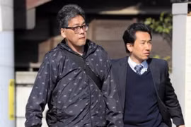 Shibuya Yasumasa (trái) được áp giải lên xe cảnh sát. (Nguồn: Asahi Shimbun)