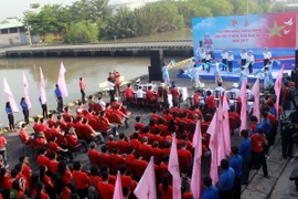 Lễ xuất quân hành trình Tuổi trẻ vì biển đảo quê hương 2017. (Ảnh: Văn Đức/TTXVN)
