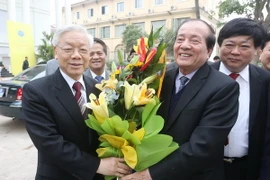 Nhà thơ Hữu Thỉnh và Tổng Bí thư Nguyễn Phú Trọng. (Ảnh: Trí Dũng/TTXVN)