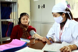 Trung tâm Y tế thị xã Sông Công quản lý, kiểm tra sức khỏe định kỳ, tư vấn chế độ ăn uống, sinh hoạt và cấp thuốc miễn phí cho 1.500 bệnh nhân tăng huyết áp. (Ảnh: Dương Ngọc/TTXVN)
