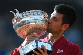 Tay vợt Serbia Novak Djokovic lần đầu tiên đăng quang ngôi vương ở Roland Garros. (Nguồn: AFP/TTXVN)