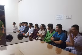 Các đối tượng chơi cá độ gà tại cơ quan chức năng. (Ảnh: Huỳnh Thế Anh/TTXVN)