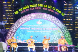 Các nghệ nhân biểu diễn tiết mục Đờn ca tài tử tại hội thi. (Ảnh: Huyền Trang/TTXVN)