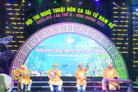 Các nghệ nhân biểu diễn tiết mục Đờn ca tài tử tại hội thi. (Ảnh: Huyền Trang/TTXVN)