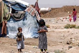 Trẻ em Yemen sơ tán tại một lán trại ở vùng ngoại ô thủ đô Sanaa. (Nguồn: AFP/TTXVN)
