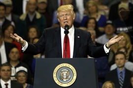 Tổng thống Mỹ Donald Trump tiếp tục chỉ trích nhóm nghị sĩ bảo thủ thuộc đảng Cộng hòa sau thất bại của dự luật Chăm sóc sức khỏe Mỹ (AHCA). (Nguồn: AFP/TTXVN)