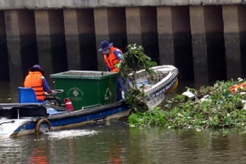 Vớt rác trên kênh Nhiêu Lộc tại địa bàn phường 2, quận Phú Nhuận. (Ảnh : Hoàng Hải/TTXVN)