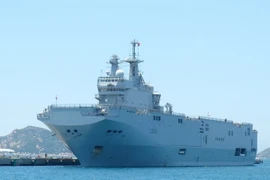 Tàu Tonnerre của Hải quân Pháp cập Cảng quốc tế Cam Ranh trong chuyến thăm Việt Nam tháng 5/2016. (Ảnh: Nguyên Lý/TTXVN)