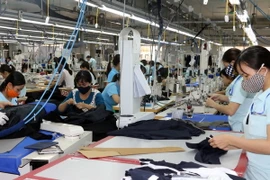 Sản xuất may mặc tại Công ty TNHH MLB Tenergy, huyện Yên Thành, Nghệ An. (Ảnh: Bích Huệ/TTXVN)