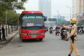 Cảnh sát giao thông Đội 6, Công an Thành phố Hà Nội xử lý trường hợp xe khách vi phạm trên đường Phạm Hùng. (Ảnh: Doãn Tấn/TTXVN)
