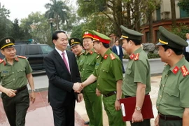Chủ tịch nước Trần Đại Quang đến thăm và nói chuyện với cán bộ, chiến sỹ Công an tỉnh Phú Thọ. (Ảnh: Nhan Sáng/TTXVN)