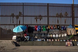 Hàng rào biên giới Mỹ-Mexico ở Mexicali, Tây Bắc Mexico. (Nguồn: AFP/TTXVN)
