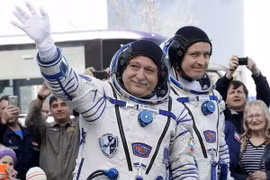 Tàu Soyuz MS-04 chở theo nhà du hành người Nga Fedor Yurchikhin (trái) và nhà du hành Mỹ David Fisher (phải) cùng 70kg hàng hóa. (Nguồn: AFP/TTXVN)