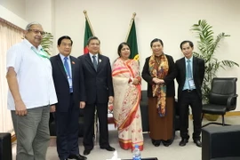 Phó Chủ tịch Quốc hội Tòng Thị Phóng chụp ảnh chung với Chủ tịch Quốc hội Bangladesh. (Ảnh: Huy Bình/Vietnam+)