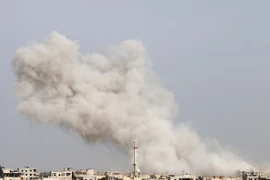 Khói bốc lên sau các cuộc không kích ở Daraa, Syria. (Nguồn: AFP/TTXVN)