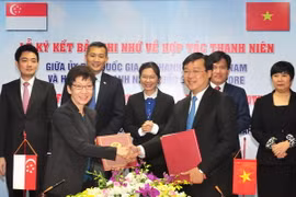 Ông Lê Quốc Phong, Bí thư thứ nhất Ban chấp hành Trung ương Đoàn và bà Grace Fu, Bộ trưởng Bộ Văn hóa, Cộng đồng và Thanh niên Singapore ký Bản ghi nhớ. (Ảnh: Nguyễn Khang/TTXVN)