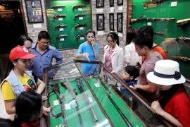 Du khách tham quan các hiện vật được trưng bày tại Bảo tàng.