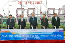 Chủ tịch nước Trần Đại Quang tham dự Lễ khởi động đồng hồ đếm ngược đến Tuần lễ Cấp cao, tại quảng trường trung tâm thành phố Đà Nẵng. (Ảnh: Nhan Sáng/TTXVN)
