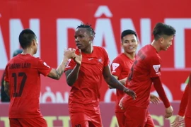 Các cầu thủ Hải Phòng trong một pha ăn mừng bàn thắng. (Ảnh: Lâm Khánh/TTXVN)