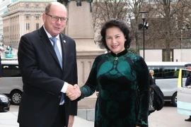 Chủ tịch Quốc hội Thụy Điển Urban Ahlin đón Chủ tịch Quốc hội Nguyễn Thị Kim Ngân. (Ảnh: Trọng Đức/TTXVN)