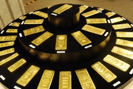 Các thỏi vàng được trưng bày tại cửa hàng kim hoàn Ginza Tanaka ở Tokyo, Nhật Bản. (Nguồn: AFP/TTXVN)