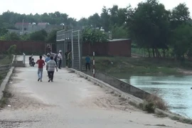 Đập nước nơi bé trai tử vong. (Ảnh: H.T/Vietnam+)