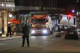 Lực lượng an ninh gác tại hiện trường chiếc xe tải bị đánh cắp để sử dụng cho vụ tấn công ở Stockholm. (Nguồn: AFP/TTXVN)