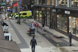Hiện trường vụ xe tải lao vào đám đông ở Stockholm ngày 7/4. (Nguồn: EPA/TTXVN)