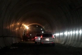 Các phương tiện giao thông đi qua hầm Đèo Cả. (Ảnh: Xuân Triệu/TTXVN)