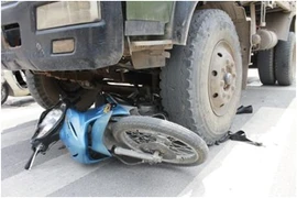 Quảng Ninh: Va chạm với xe làm đường, mẹ chết thảm, con bé nguy kịch 