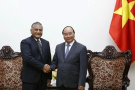 Thủ tướng Nguyễn Xuân Phúc tiếp ngài Vijay Kumar Singh, Quốc vụ khanh Bộ Ngoại giao Ấn Độ. (Ảnh: Văn Điệp/TTXVN)