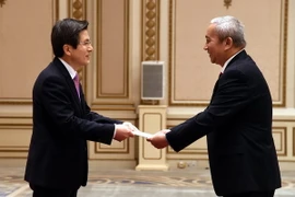 Đại sứ Nguyễn Vũ Tú trình thư ủy nhiệm lên Quyền Tổng thống Hàn Quốc Hwang Kyo-ahn. (Ảnh: Vũ Toàn-Hữu Tuyên/Vietnam+)