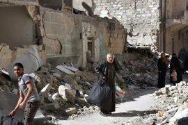 Người dân Syria sơ tán do chiến sự, quay trở về Myassar, vùng lân cận thành phố Aleppo. (Nguồn: AFP/TTXVN)