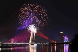 Bắn pháo hoa tại cầu Nguyễn Văn Trỗi (Đà Nẵng). (Ảnh: Trần Lê Lâm/TTXVN)