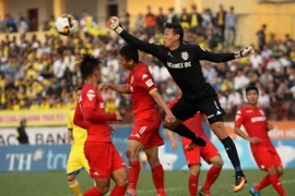 Một pha lao người đấm bóng của thủ môn Becamex Bình Dương. (Ảnh: Thanh Tùng/TTXVN)