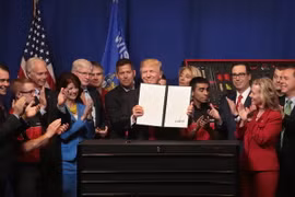 Tổng thống Donald Trump (giữa, phía trước) ký sắc lệnh hành pháp về việc tăng cường và xem xét chương trình thị thực H-1B. (Nguồn: AFP/TTXVN)