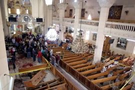 Lực lượng an ninh điều tra tại hiện trường vụ đánh bom nhà thờ của người Cơ đốc giáo Ai Cập ở thành phố Tanta. (Nguồn: EPA/TTXVN)