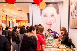 Khách hàng giao dịch vàng miếng tại Phú Quý. (Ảnh: Đức Duy/Vietnam+)